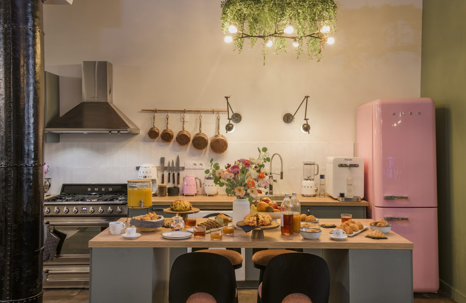 Cuisine équipée d'appareils Smeg dans une maison DayOff